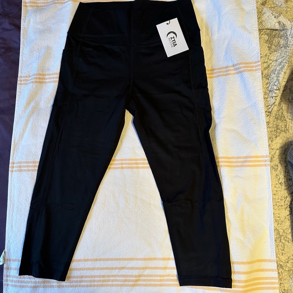Zyia Black Brilliant Hi-Rise Capri Legging - Picture 2 of 5